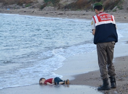 The lifeless body of Aylan washed ashore.